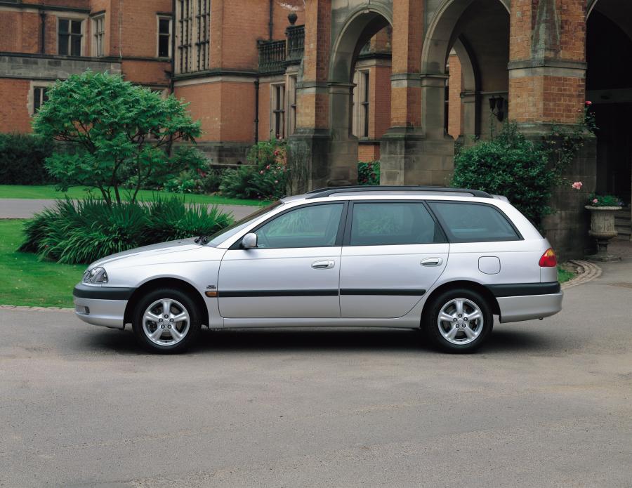  Toyota Avensis Wagon 2000 года  (фото 1 из 10)
